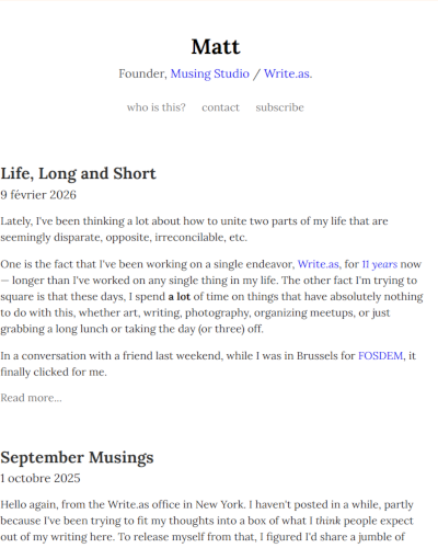 Le blog de Matt Baer, qui a justement développé un moteur de blog simple.